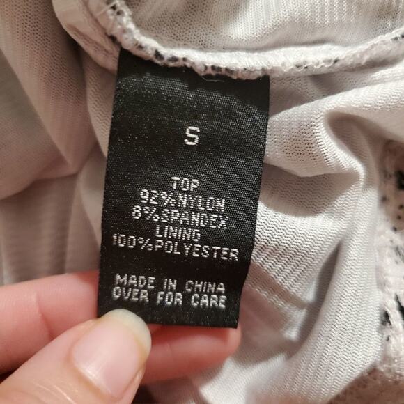 AB studio small white and black floral short sleeve blouse. - Picture 6 of 10